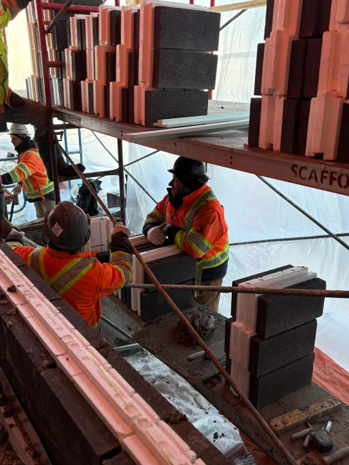 chantier construction mur Isobloc installation maçonnerie