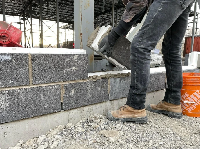 installation bloc Isobloc maçonnerie isolée chantier construction