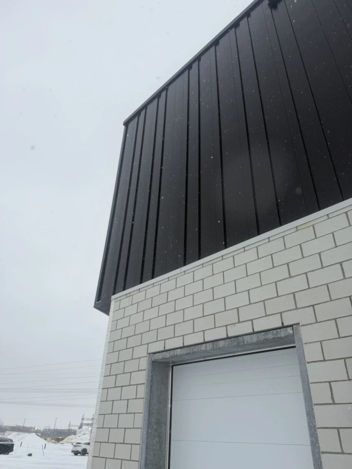 Installation mur Isobloc enveloppe bâtiment chantier