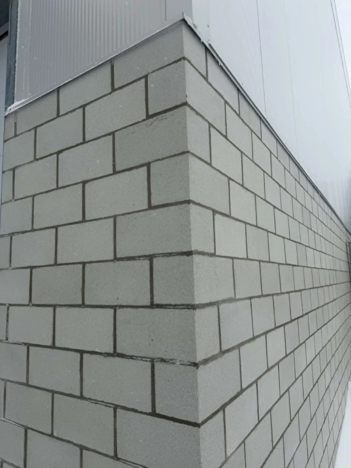 Combinaison Isobloc en bas et panneaux sandwich en haut enveloppe du bâtiment