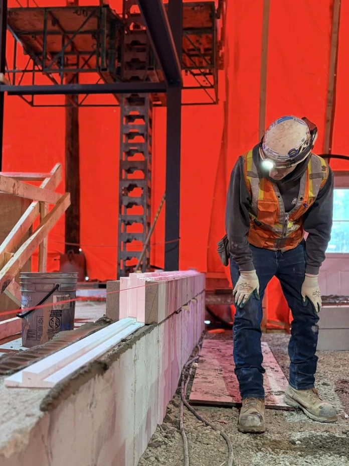 Pose de blocs Isobloc sur chantier au Québec construction durable