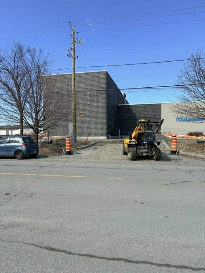  Chantier d'agrandissement de la Laiterie de l'Outaouais avec blocs Isobloc ZÉRO