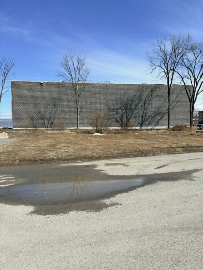 Bâtiment industriel construit avec Isobloc ZÉRO en hiver au Québec