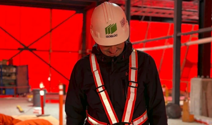 Installation d’un bloc Isobloc ZÉRO sur chantier de construction durable