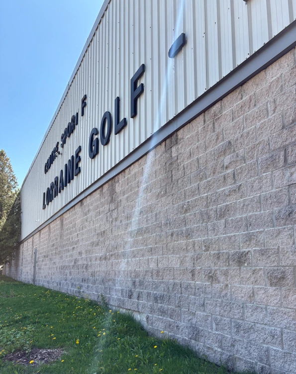 Façade du Centre sportif Lorraine Golf-Arena bien conservée