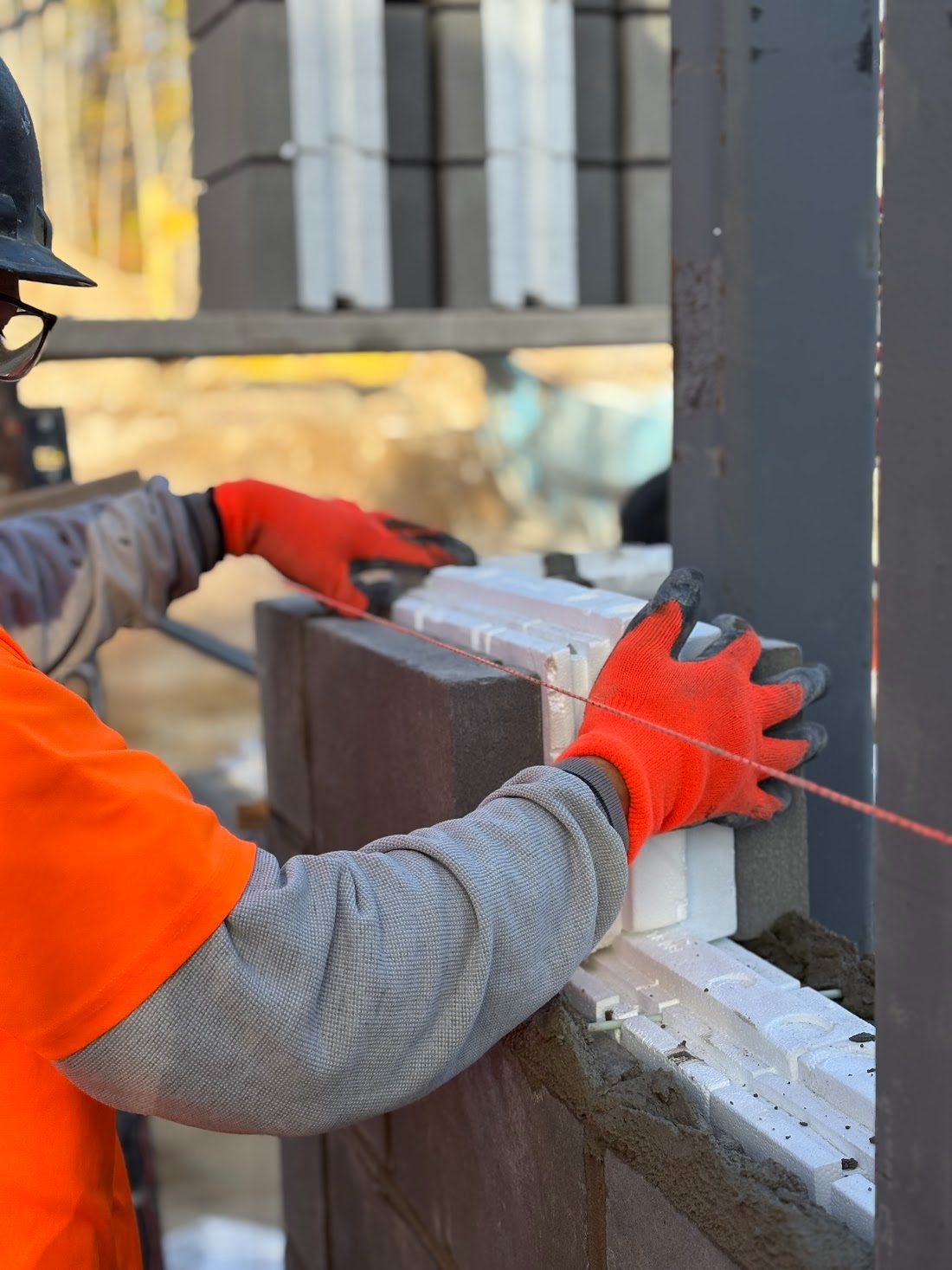 Pose d'un mur Isobloc au chantier